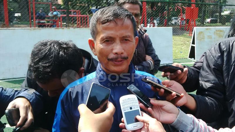 Pelatih Persib, Djadjang Nurdjaman, tak tanggapi kritikan bobotoh. Copyright: © Ginanjar/INDOSPORT